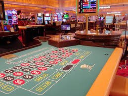Mesin slot digital berwarna-warni menyediakan hiburan slot online yang seru